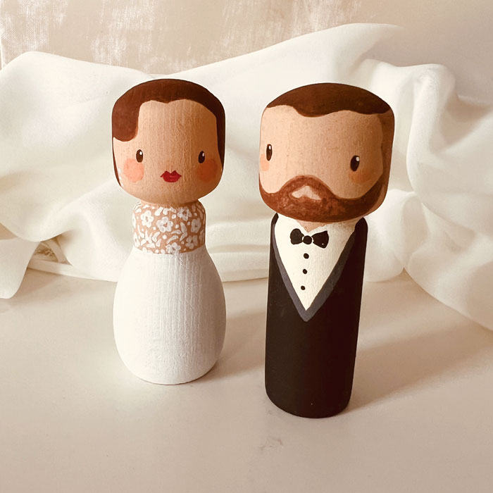 Novios madera pastel boda